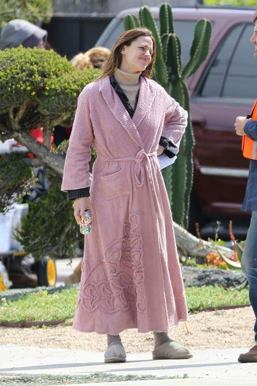 photo Jennifer Garner during some downtime on set of Wakefield in San Pedro March 7-2016 023_zpsps0mt7ml.jpg