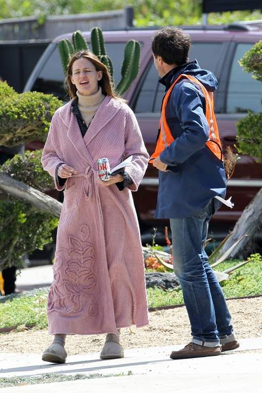 photo Jennifer Garner during some downtime on set of Wakefield in San Pedro March 7-2016 029_zpspehfrepq.jpg