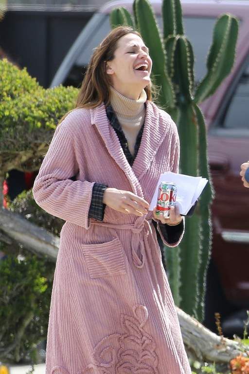 photo Jennifer Garner during some downtime on set of Wakefield in San Pedro March 7-2016 032_zpskyefwbnk.jpg