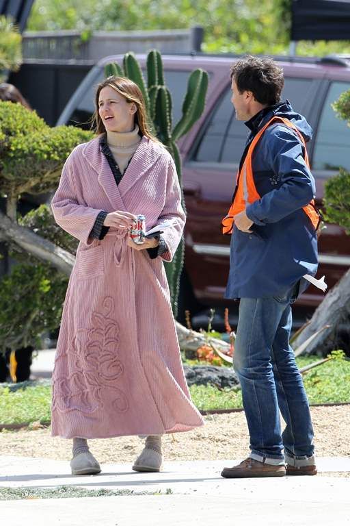 photo Jennifer Garner during some downtime on set of Wakefield in San Pedro March 7-2016 035_zpsf3d9xghx.jpg