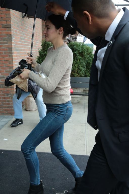  photo ShaileneWoodleyNY06_zpsxdvlfjbn.jpg