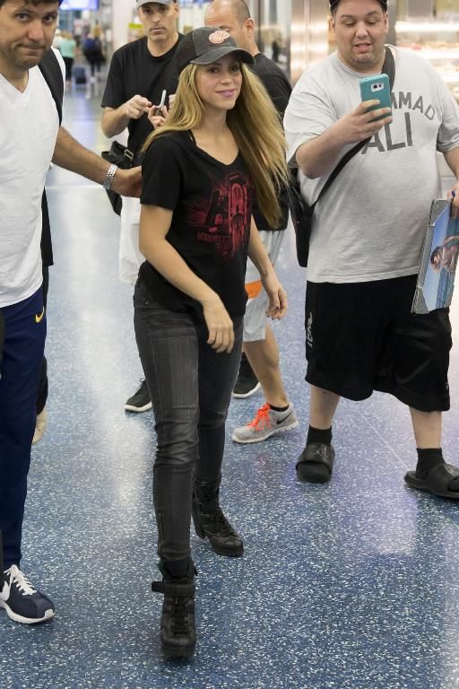  photo Shakira - Miami International Airport - 24022016_003_zps6jcish73.jpg