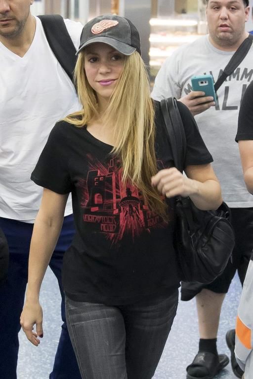  photo Shakira - Miami International Airport - 24022016_005_zpsv0ee2wxj.jpg