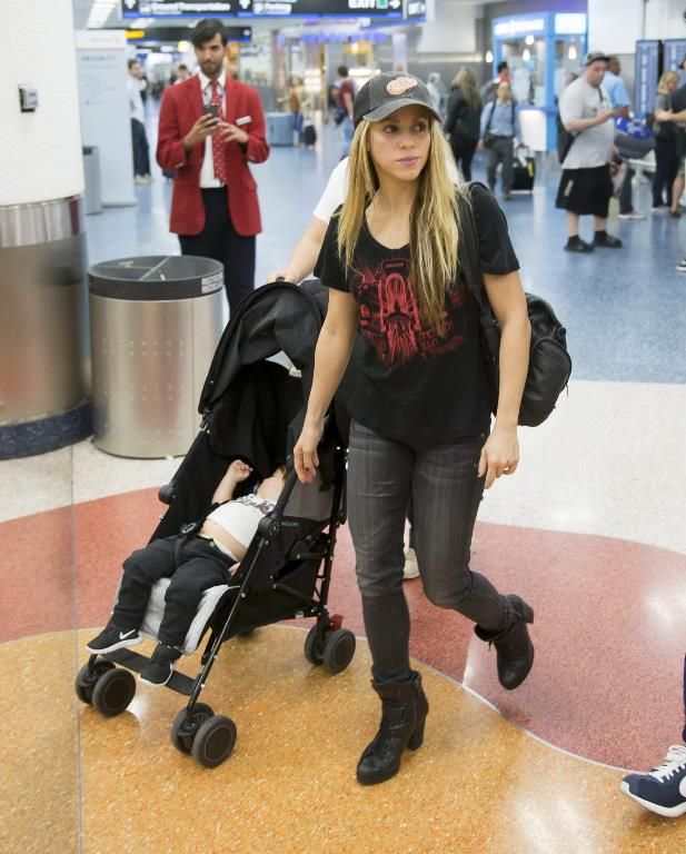  photo Shakira - Miami International Airport - 24022016_011_zpsanlexk7a.jpg