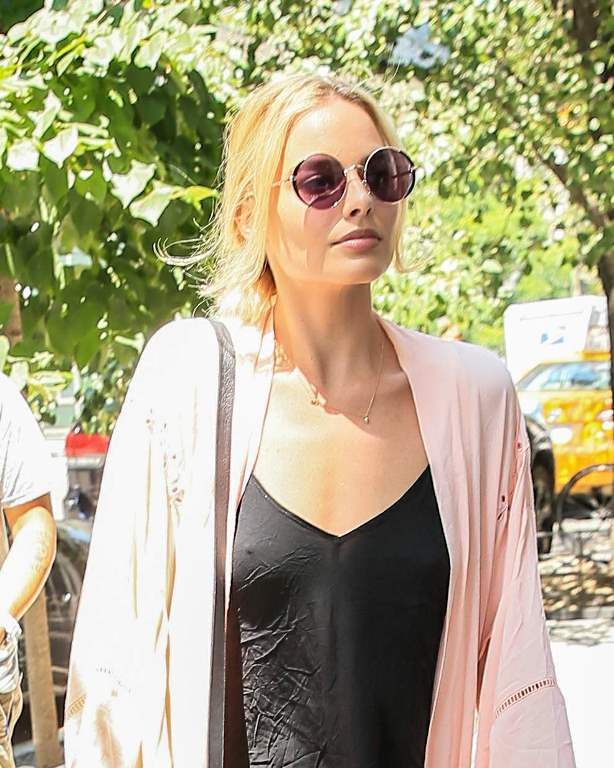  photo Margot Robbie - Out and about in New York City July 27-2016 098_zpss5sfzlzy.jpg