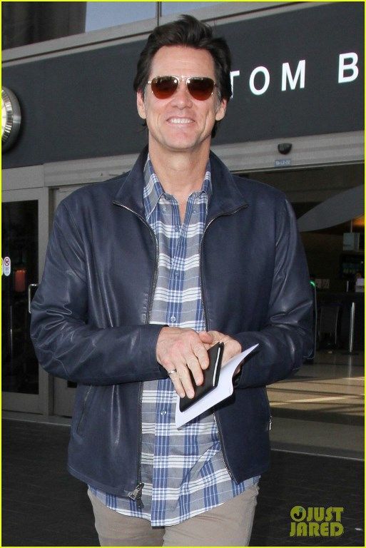  photo jim-carrey-is-all-smiles-as-he-walks-through-lax-airport-05_zpsxubagv9k.jpg