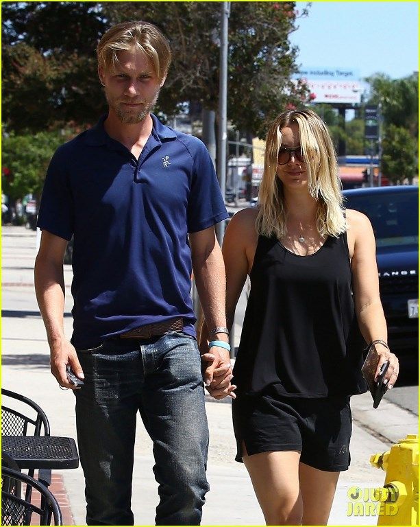  photo kaley-cuoco-and-boyfriend-karl-cook-step-out-for-a-lunch-date-04_zpsg9tgnpke.jpg