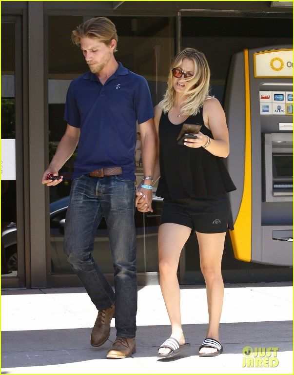  photo kaley-cuoco-and-boyfriend-karl-cook-step-out-for-a-lunch-date-20_zpsck8ztn5a.jpg