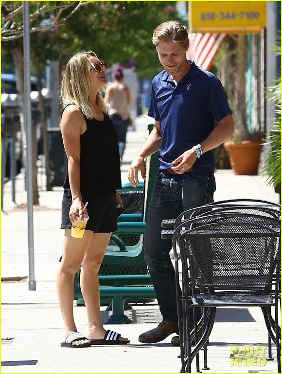  photo kaley-cuoco-and-boyfriend-karl-cook-step-out-for-a-lunch-date-25_zpsnzmuw4pg.jpg