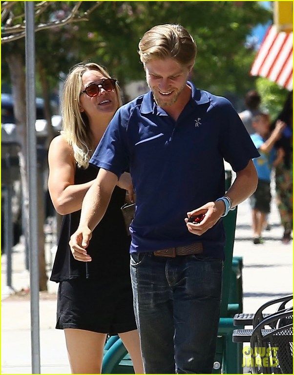  photo kaley-cuoco-and-boyfriend-karl-cook-step-out-for-a-lunch-date-26_zpsllloyrqy.jpg