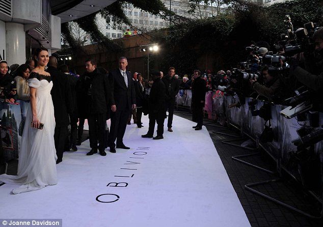 photo article-2304113-1917987B000005DC-105_634x446_zps6d906743.jpg