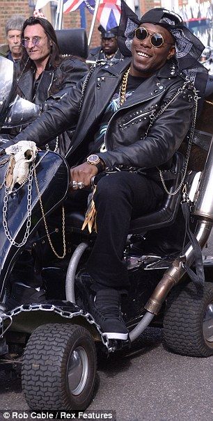  photo article-2318098-19925FDD000005DC-879_306x605_zps0d344afd.jpg