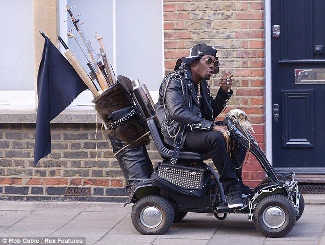  photo article-2318098-19925FE9000005DC-327_634x479_zpsc4d03fac.jpg