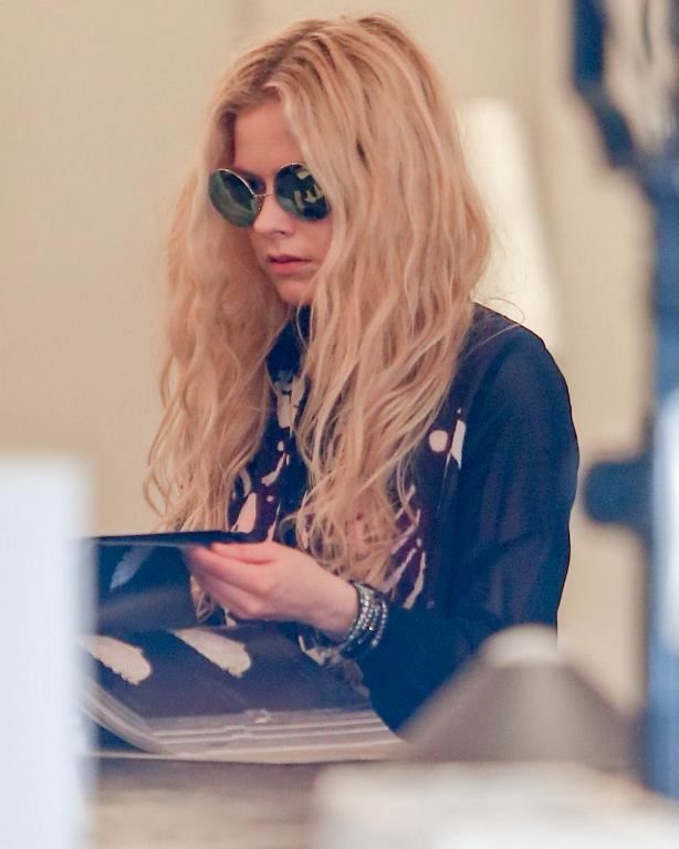  photo Avril_Lavigne_-_Shopping_at_Foundry_in_Beverly_Hills___25012016_007_zpsxlubocoa.jpg