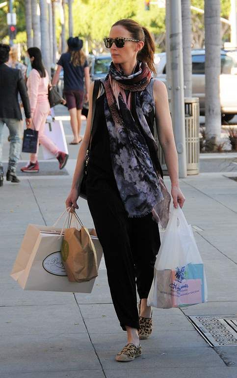  photo Emily_Blunt_is_seen_out_enjoying_the_sun_while_shopping_in_Beverly_Hills_-_February_9-2016_1559_zpspohfwk9h.jpg
