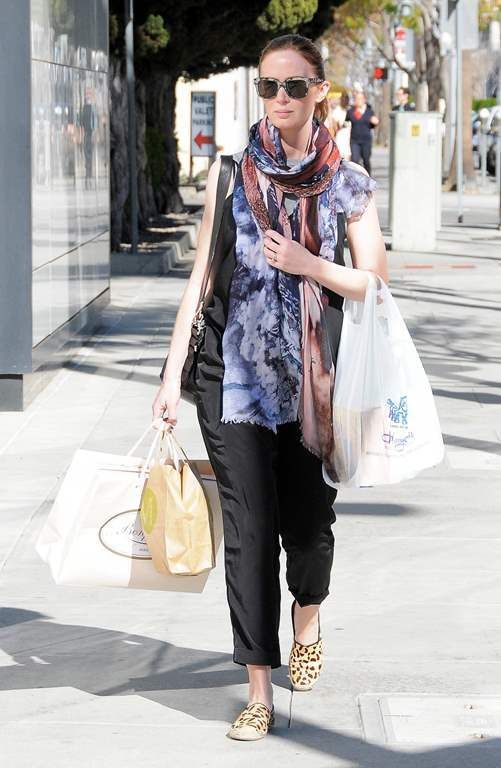  photo Emily_Blunt_is_seen_out_enjoying_the_sun_while_shopping_in_Beverly_Hills_-_February_9-2016_1562_zpsmtpix8ak.jpg