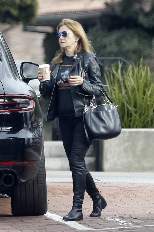  photo Jane_Seymour_picks_up_a_cup_of_coffee_from_a_local_coffee_place_in_Malibu_December_22-2015_062_zpsoepqm8db.jpg