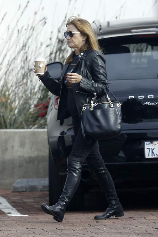  photo Jane_Seymour_picks_up_a_cup_of_coffee_from_a_local_coffee_place_in_Malibu_December_22-2015_064_zpsbhtwbbck.jpg
