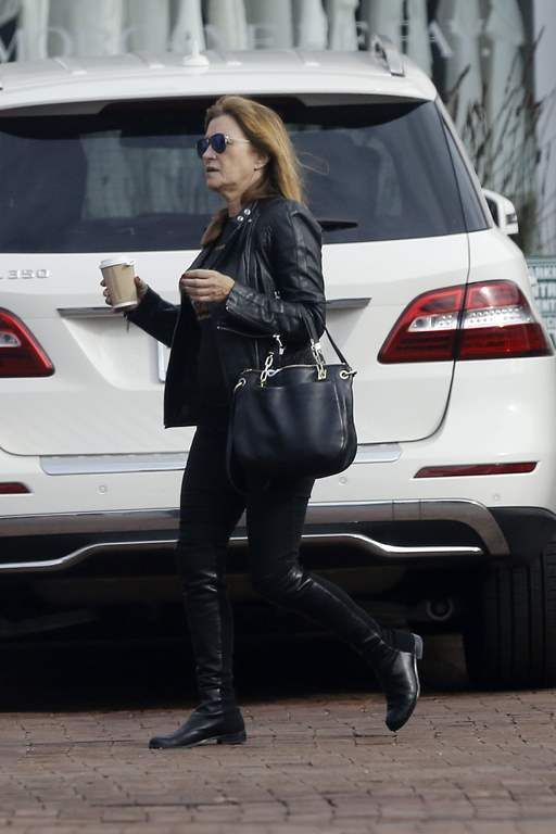  photo Jane_Seymour_picks_up_a_cup_of_coffee_from_a_local_coffee_place_in_Malibu_December_22-2015_067_zpszc1hqkv6.jpg