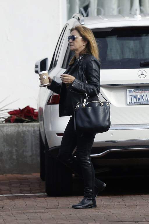  photo Jane_Seymour_picks_up_a_cup_of_coffee_from_a_local_coffee_place_in_Malibu_December_22-2015_070_zpsmvyugkvz.jpg