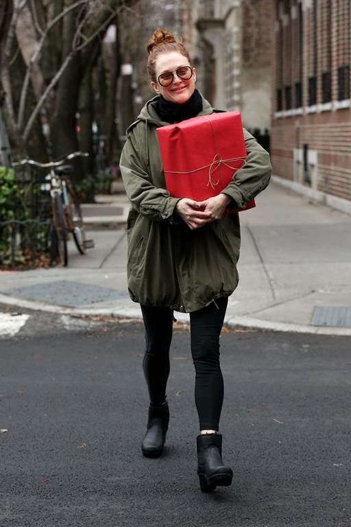  photo Julianne Moore as carrying a christmas present through the west village NY December 17-2015 001_zps8kmggnug.jpg