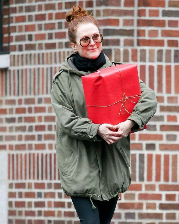  photo Julianne Moore as carrying a christmas present through the west village NY December 17-2015 004_zpsyq5jzo2h.jpg