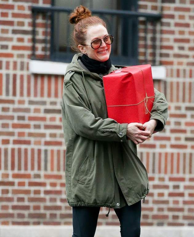  photo Julianne Moore as carrying a christmas present through the west village NY December 17-2015 012_zpsajhzb0hg.jpg