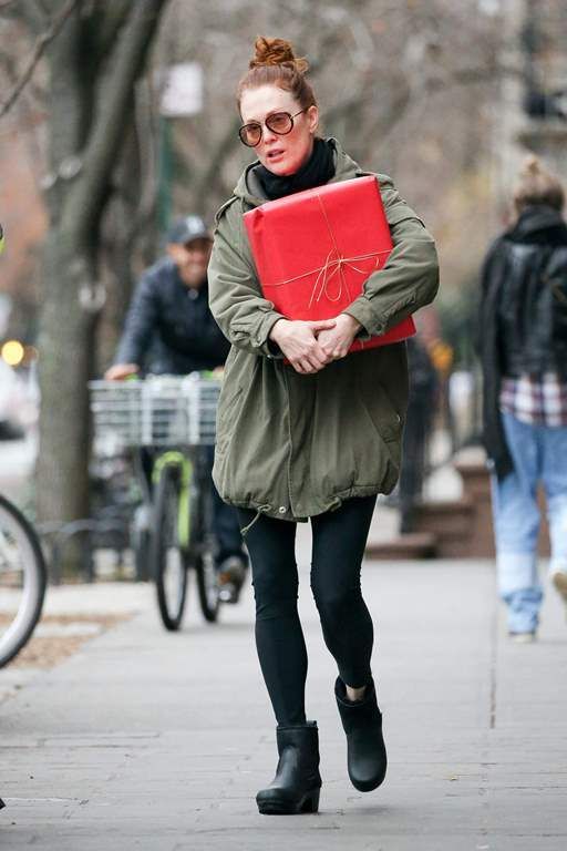  photo Julianne Moore as carrying a christmas present through the west village NY December 17-2015 015_zpskdokcnmy.jpg