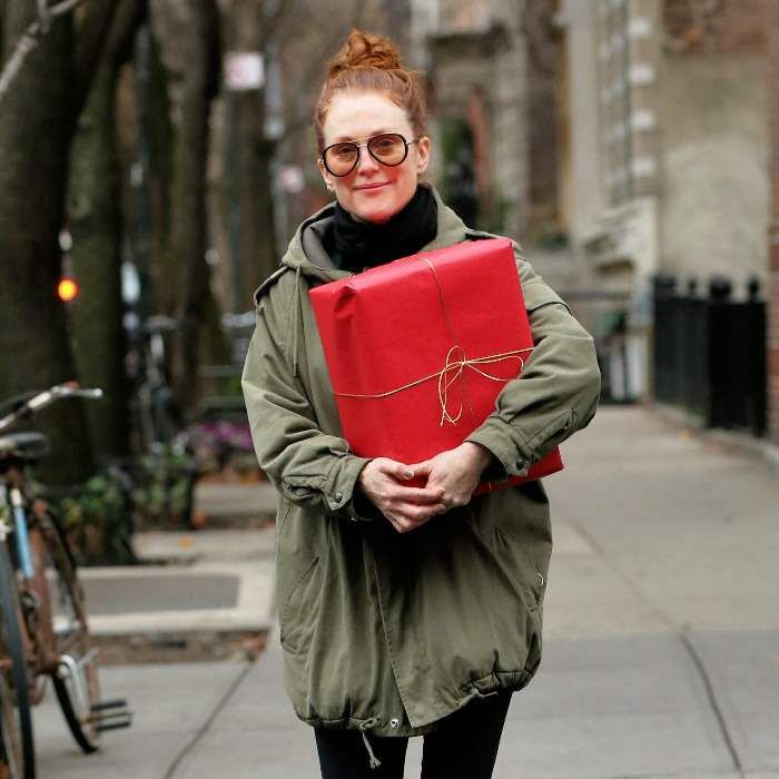  photo Julianne Moore as carrying a christmas present through the west village NY December 17-2015 029_zpscede4crq.jpg