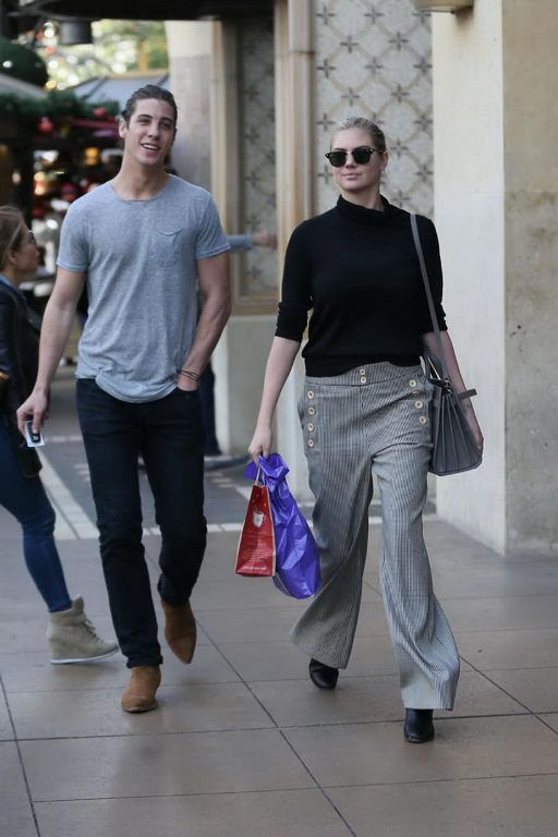 photo Kate Upton - Shopping at The Grove in Hollywood - 24122015_006_zpsyfol1x8n.jpg