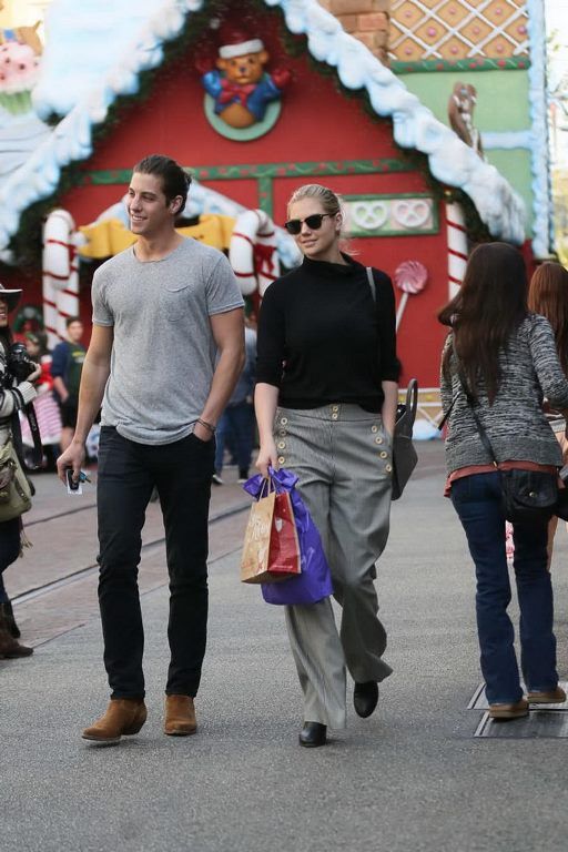 photo Kate Upton - Shopping at The Grove in Hollywood - 24122015_008_zpslukdgj3f.jpg