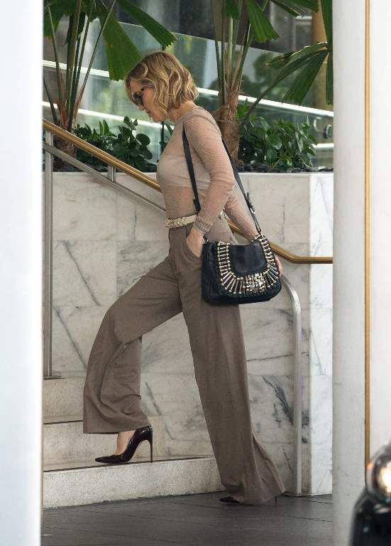  photo Kate_Hudson_walks_through_the_pool_at_her_hotel_in_Miami_February_19-2016_017_zpsgmgfjg0v.jpg