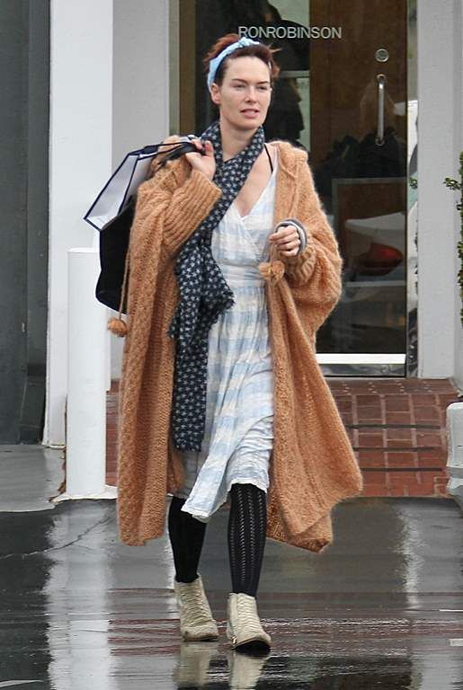  photo Lena_Headey_Christmas_shopping_with_her_mom_Susan_in_West_Hollywood_December_22-2015_037_zpshyw1f9tq.jpg