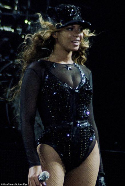 photo article-2309731-19510AF2000005DC-854_634x942_zpscd952a06.jpg