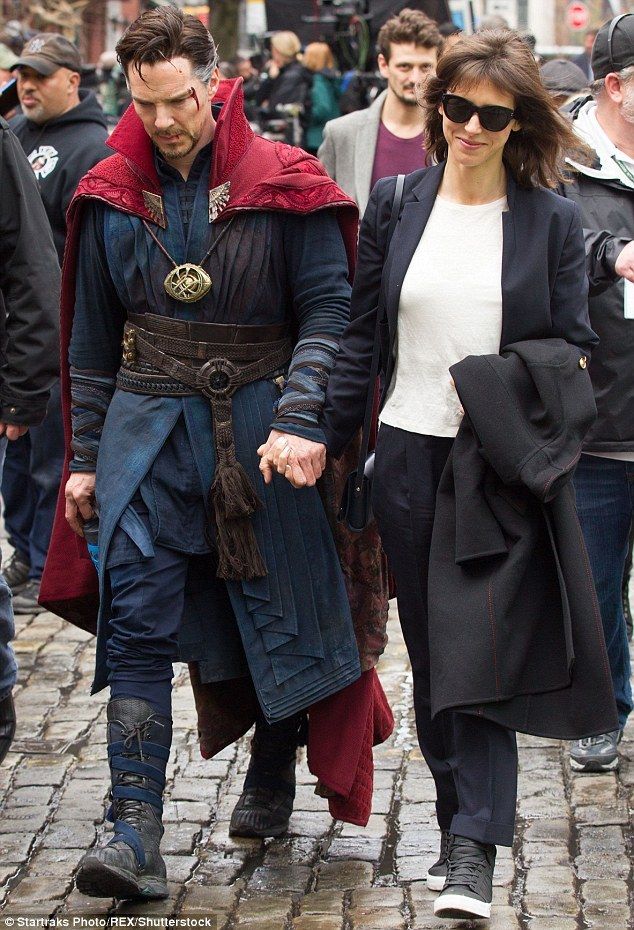  photo 32C83F6900000578-3520566-Standing_by_her_man_Benedict_Cumberbatch_was_treated_like_a_true-m-5_1459669700915_zpswalika5j.jpg