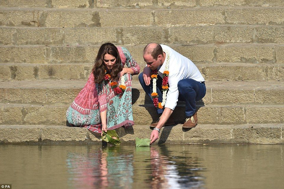  photo 3307326100000578-3532239-The_Duke_and_Duchess_of_Cambridge_received_a_traditional_welcome-a-330_1460292953820_zpso3obmqm8.jpg