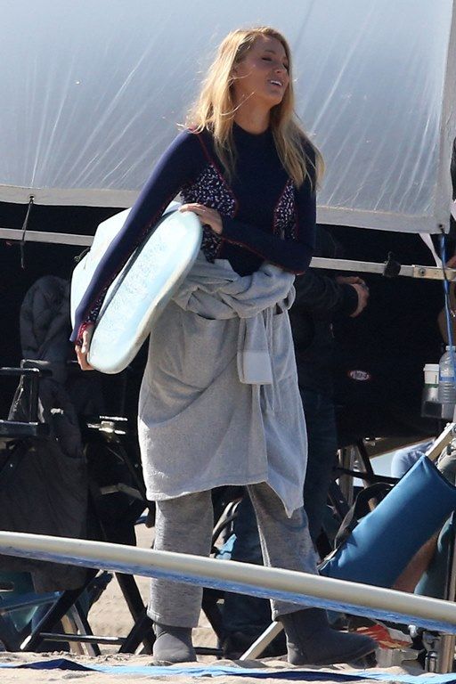  photo blake-lively-filming-the-shallows-in-malibu-41216-11_zpsixchcaf2.jpg