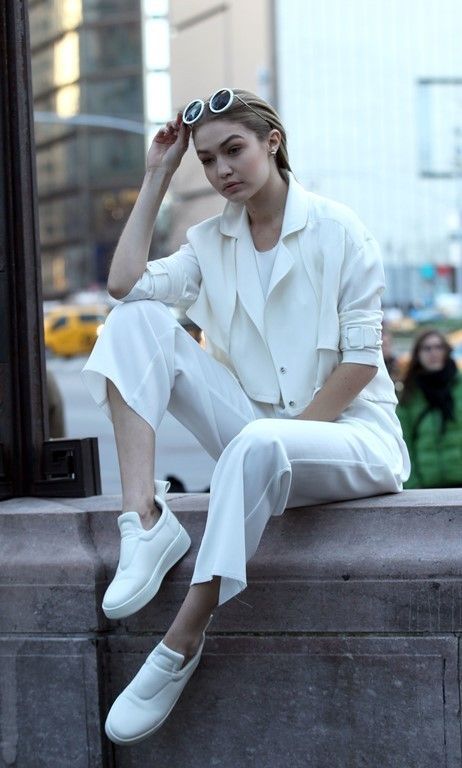 photo gigi-hadid-maybelline-photoshoot-new-york-city-march-29th-2016-3_zpsx5pwnaps.jpg