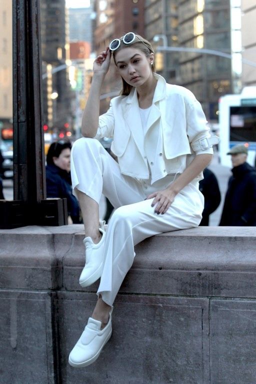 photo gigi-hadid-maybelline-photoshoot-new-york-city-march-29th-2016-4_zps7ssypknh.jpg