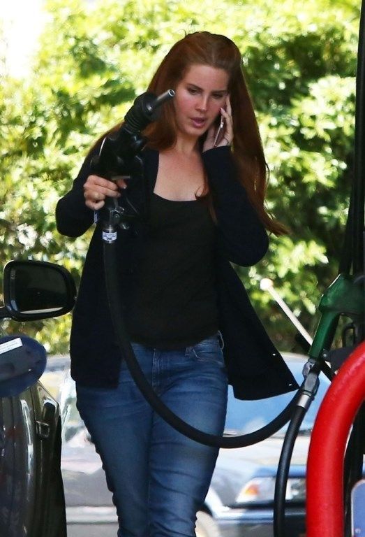 photo lana-del-rey-at-a-gas-station-in-beverly-hills-4116-6_zpseuv3rbqj.jpg