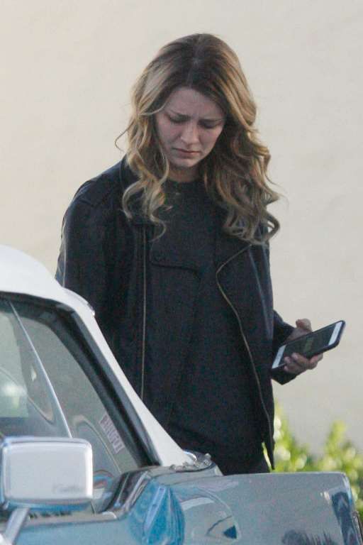  photo mischa-barton-at-a-gas-station-in-la-32916-32_zps7rm5mi9q.jpg