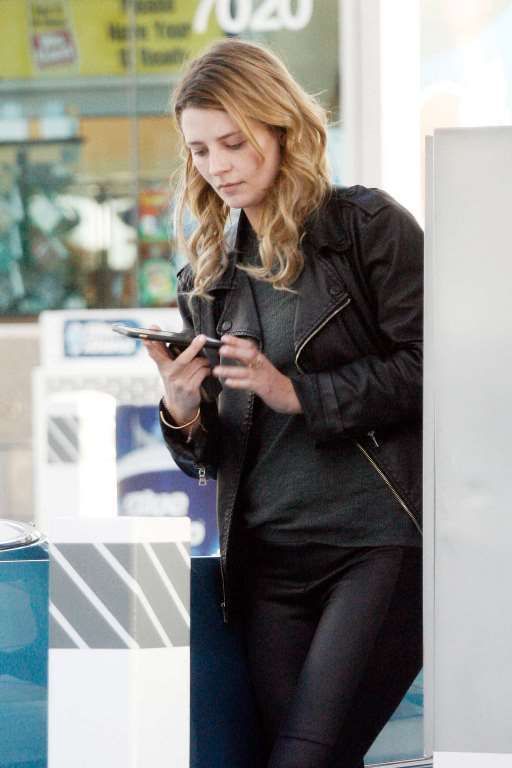  photo mischa-barton-at-a-gas-station-in-la-32916_zpszrjjlyr7.jpg