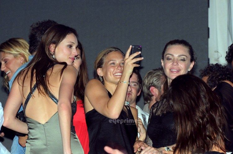 Бар тусуется в клубе Photobucket