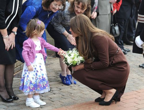 Добрые дела Кейт Миддлтон photo FFN_Middleton_Kate_FLYNETUK_030513_51030446-500x382_zps98301843.jpg