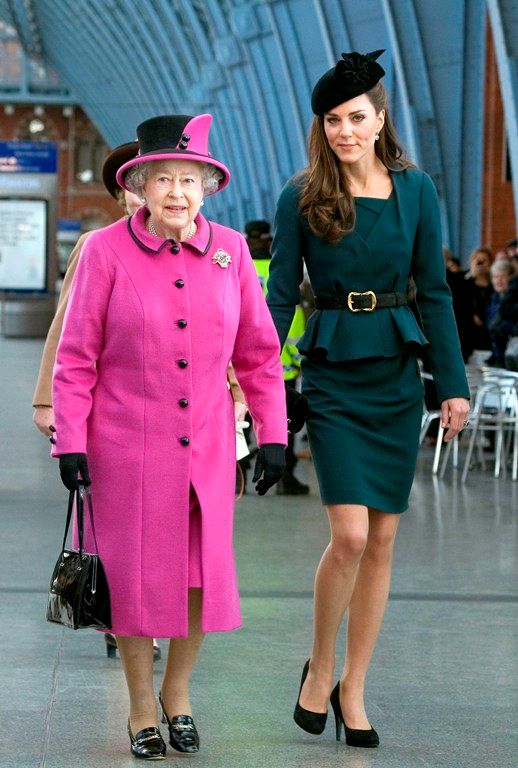Королева Англии и герцогиня Кембриджская в Лестере Photobucket