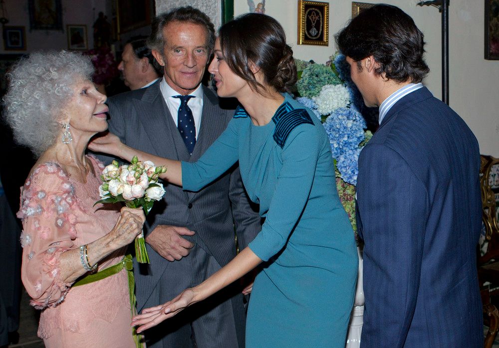Испанская герцогиня Альба вышла замуж Photobucket