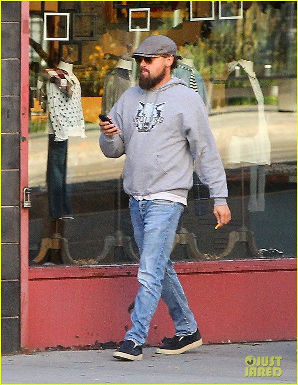 leonardo-dicarprio-relaxing-stroll-after