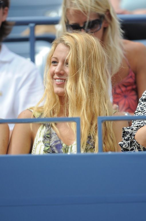 Сплетница следит за игрой Photobucket