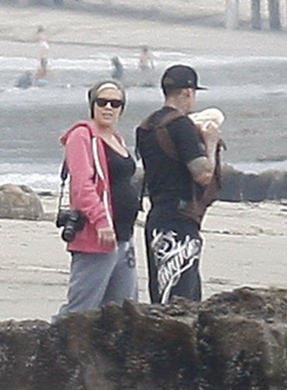 Пинк гуляет с дочкой на пляже Photobucket