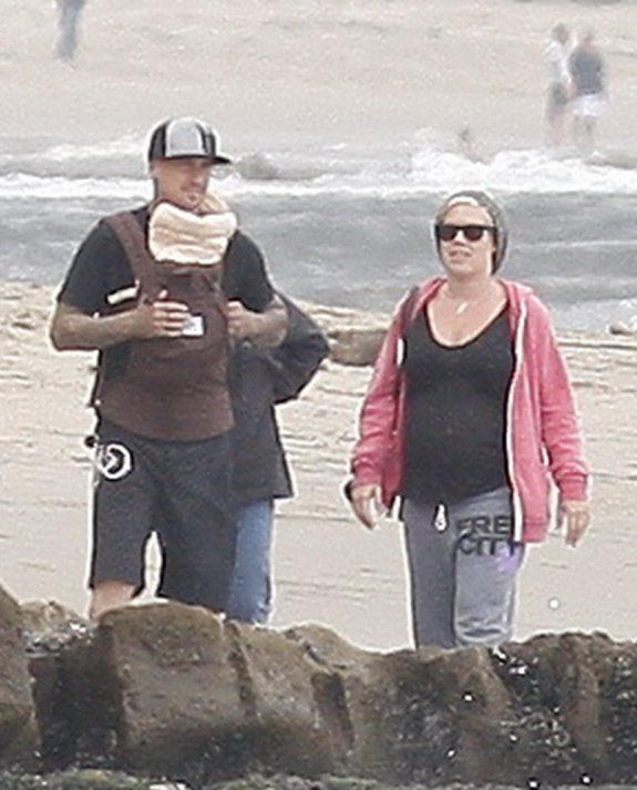 Пинк гуляет с дочкой на пляже Photobucket